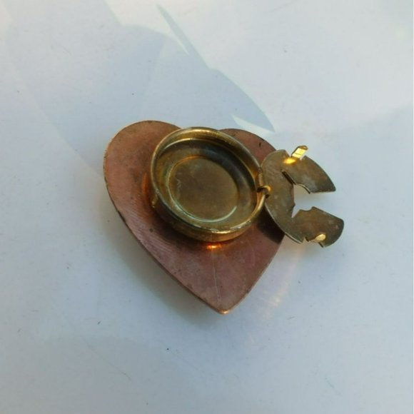Older Style Copper Heart Brooch With Unique Patterns - Picture 5 of 6